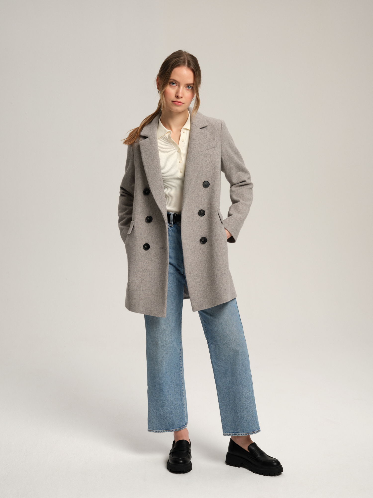 Wełniana marynarka damska w ponadczasowym swobodnym kroju i szarym kolorze. Idelanie wcieli się w rolę dyplomatki, kurtki czy krótkiego płaszcza jak i marynarki. Ciepły wełniany materiał i acetatowa podszewka zapewnią komfort noszenia przy zmieniającej się aurze.