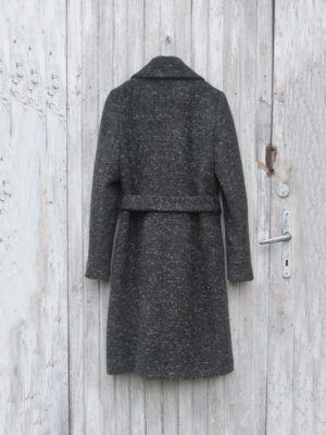 Wełniany płaszcz zimowy z dodatkiem kaszmiru w nieoczywisty i ciekawy deseń. Melanżowy kolor sprawi, iż Twój płaszcz będzie unikatowy. Idealna baza do stylizacji.