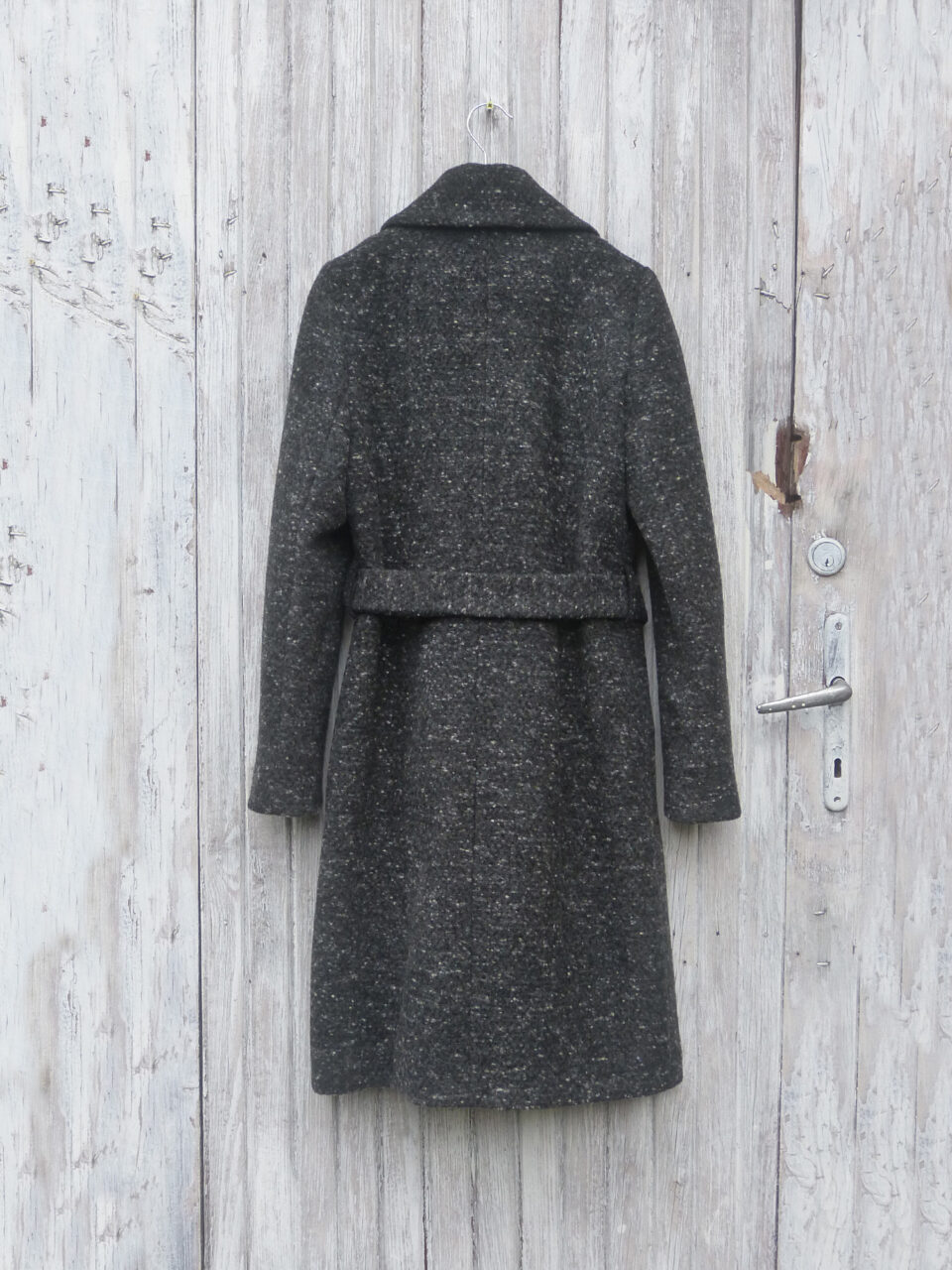 Wełniany płaszcz zimowy z dodatkiem kaszmiru w nieoczywisty i ciekawy deseń. Melanżowy kolor sprawi, iż Twój płaszcz będzie unikatowy. Idealna baza do stylizacji.