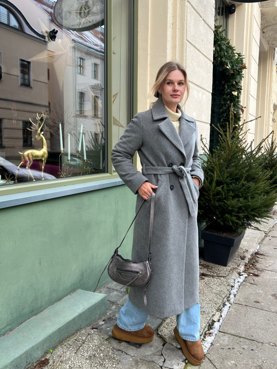 Wełniany płaszcz szlafrokowy maxi długość. Klasyczny krój, bazowy kolor i piękny materiał. Otuli i doda szyku. Łatwo zmieni swoje oblicze w zależności od dodatków. Baw się i stylizuj go dowolnie. Obowiązkowa pozycja w szafie kapsułowej.