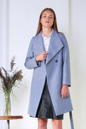 Zimowy płaszcz w jodełkę, zapinany kołnierz tworzący otulającą stójkę. Asymetryczny przód. Płaszcz jest dodatkowo ocieplany.