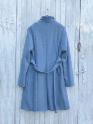 Wysoko zapinany zimowy płaszcz w jodełkę. Dopasowany krój, asymetryczny przód, wiązany w pasie. Idealny płaszcz zimowy.