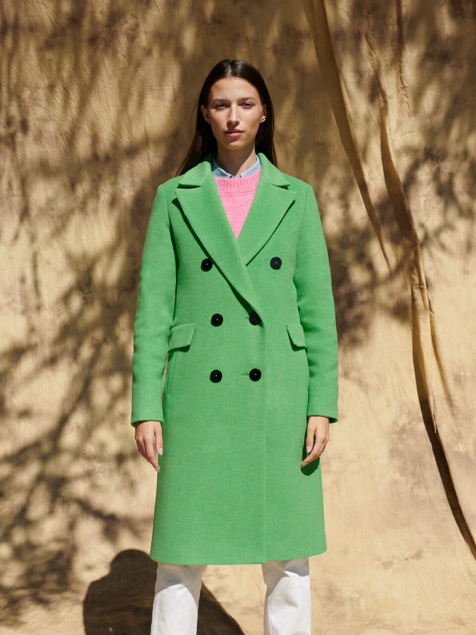 Zielna dyplomatka wełniana na zimę, dwurzędowa bez paska.