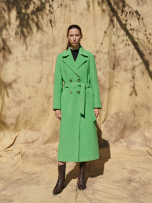 Zielony długi płaszcz na guziki wiązany w pasie.