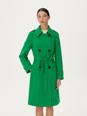 Zielony, taliowany trencz, wiązany w pasie, zapinany na ręcznie przyszywane guziki. Wysoko podpinany. Tencel.