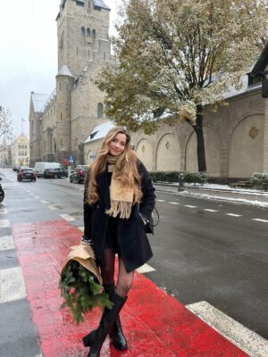 Zimowa, czarna kurtka dwurzędowa, ręcznie szyta. Luźny i komfortowy krój pomieści wielowarstowe stylizacje. Idealna do codziennych outfitów, jak i na wyjście do sukienki i kozaków.