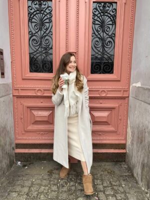 Zimowy, długi płaszcz z fakturą w kremowym melanżu. Ciepły i wełniany. Otulający. Pasek uszyty z tego samego materiału podkreśli talię. Zapinany dwurzędowo, z pięknym wykładanym kołnierzem. Idealny na zimę.