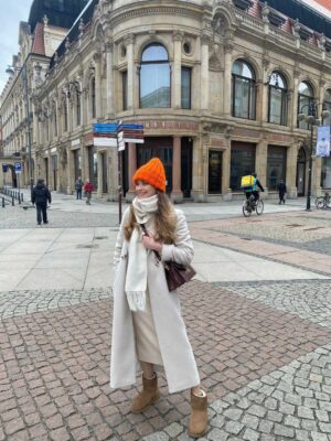 Zimowy, długi płaszcz szlafrokowy, dopasowany, wełniany. Dodatkowo ocieplany. Mięsisty, ciepły materiał. Wiązany.