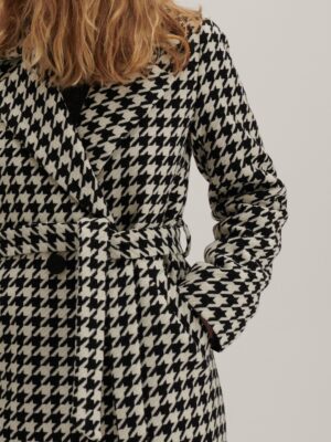 Zimowy, ręcznie szyty płaszcz w czarno-białą kurzą stopkę, ocieplany i wiązany w pasie.