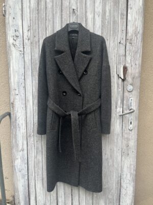 Zimowy płaszcz w jodełkę - limitowana edycja uszyty z 100% wełny dziewiczej. Płaszcz damski oversizowy i ocieplany.