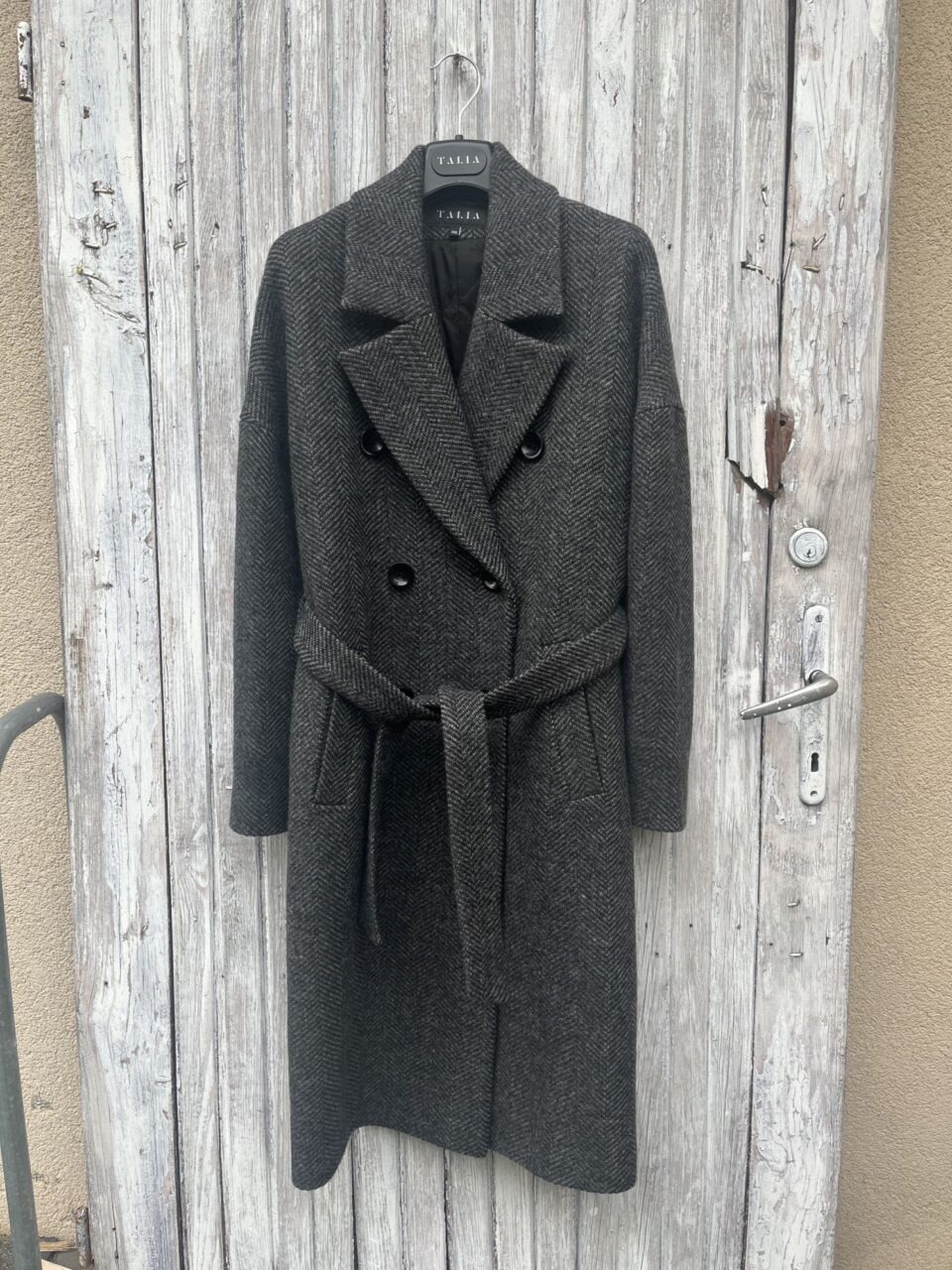 Zimowy płaszcz w jodełkę - limitowana edycja uszyty z 100% wełny dziewiczej. Płaszcz damski oversizowy i ocieplany.