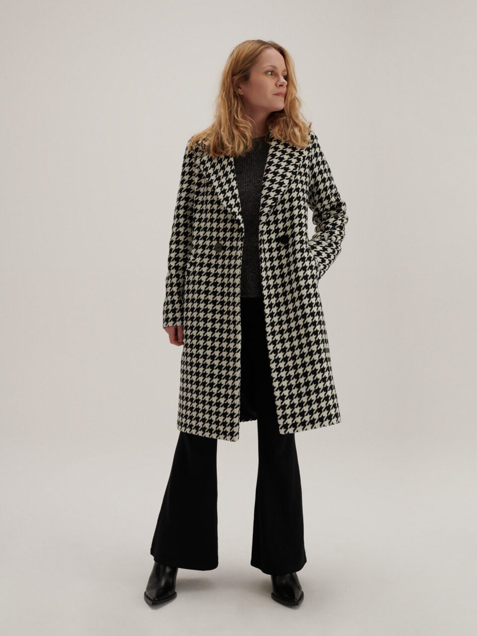 Zimowy, klasyczny płaszcz z wykładanym kołnierzem w ponadczasowy wzór.