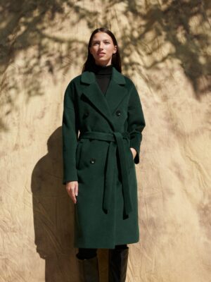 Zimowy płaszcz kimono butelkowa zieleń. Styl oversize z obniżoną linią ramion, zapinany na guziki i wiązany.