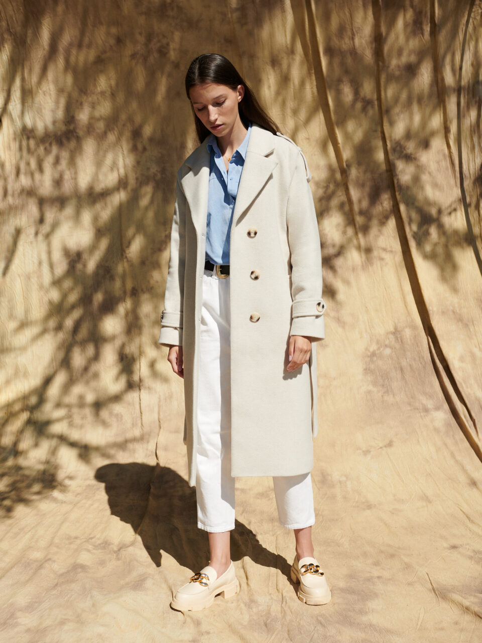 Luźny zimowy płaszcz z wełny w kolorze ecru, funkcjonalny i stylowy.