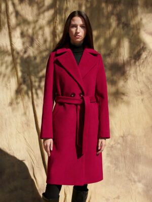Zimow płaszcz w kolorze wina z paskiem i poszerzanym, wykładanym kołnierzem z wcięciem.