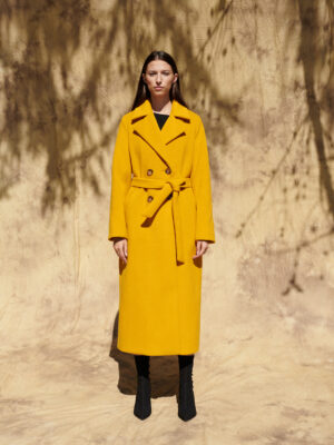 Damsi, zimowy płaszcz wiązany w pasie i zapinany na guziki. Płaszcz w kolorze żółtym.