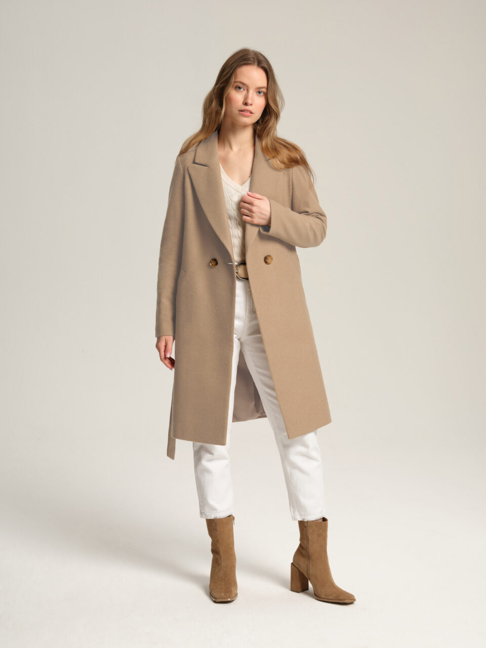 Beżowy płaszcz przejściowy z wełny i kaszmiru. Lekki, ciepły i stylowy. Idealny na wiosnę i jesień.