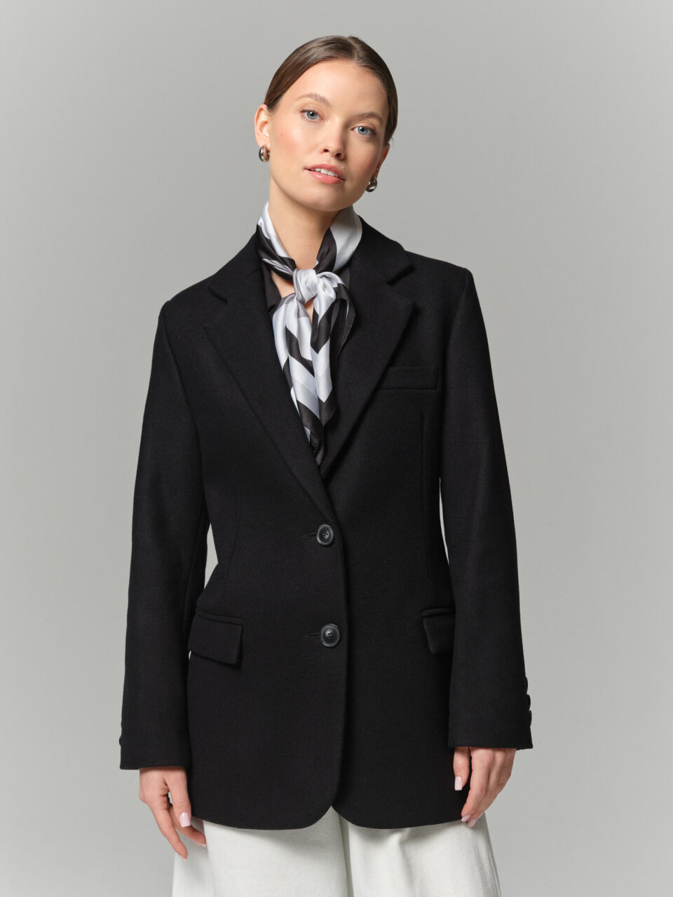 Blazer jednorzędowy z wysokiej jakości mieszanki wełny o wygodnym kroju. Minimalistyczny.