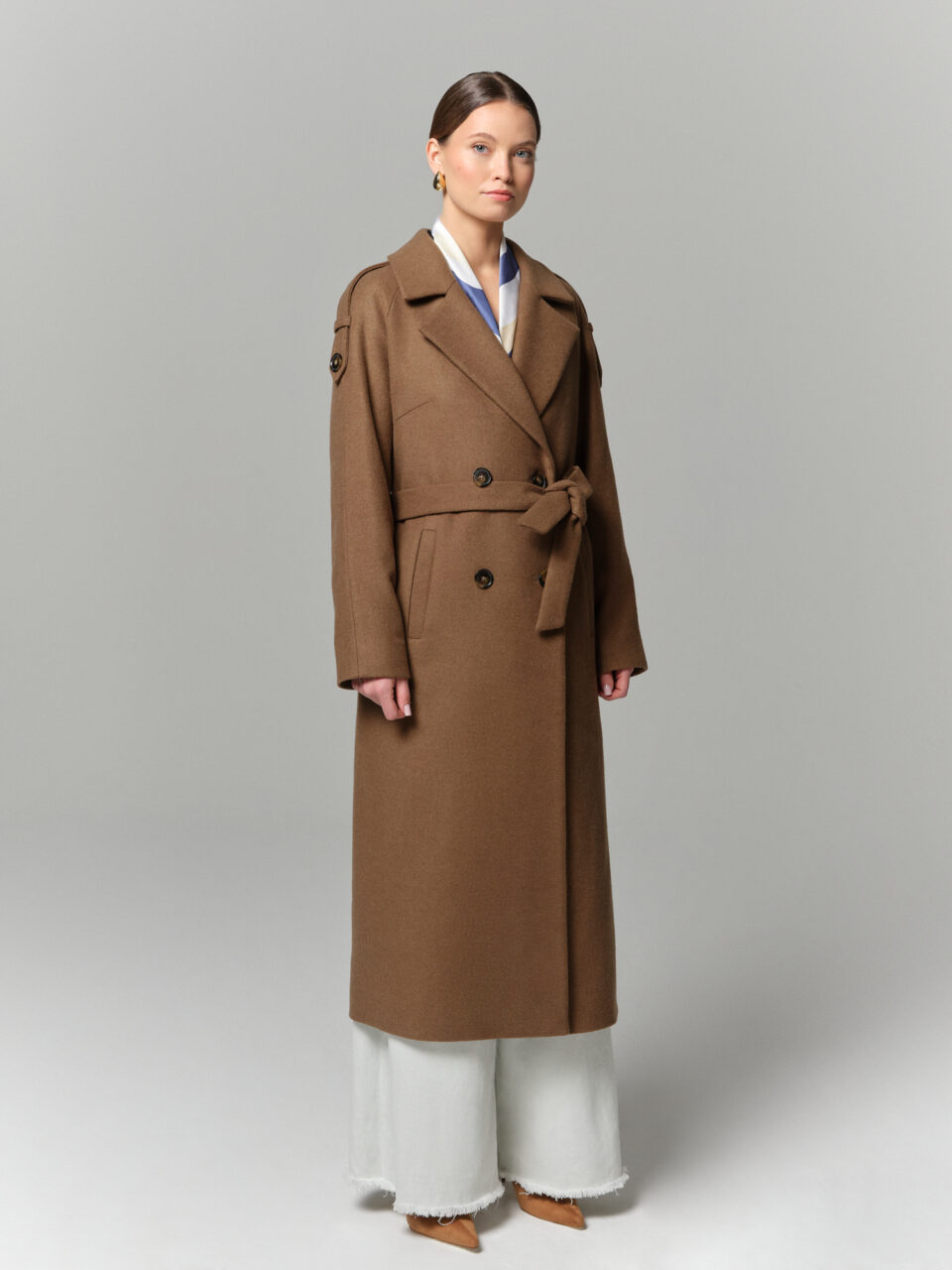 Brązowy długi plaszcz przejściowy wełniany. Raglanowy rękaw. Pagony.