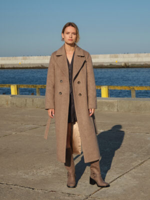 Brązowy płaszcz damski zimowy w klasyczny wzór jodełki. Uszyliśmy go z wysokiej jakości mieszanki wełnianej o włoskowatej strukturze nadajacej miekkości. Ciepłe, długie i stylowe okrycie wierzchnie. Idealny na zimę.