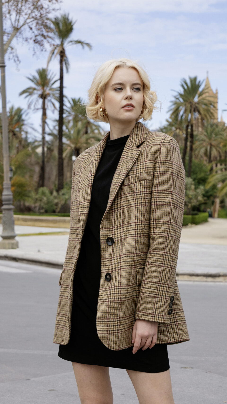 Camelowy wełniany blazer w szkocką kratę. Zapinany jednorzędowo na guziki.