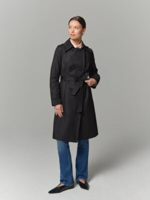 Czarny trencz damski o dopasowanym kroju, wysoko zapinany. Wiązany.