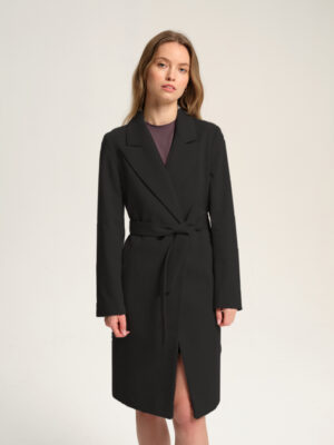 Czarny płaszczyk przejściowy w kolano z paskiem. Uszyty z lżejszej wełny. Klasyczny krój i uniwersalny kolor.