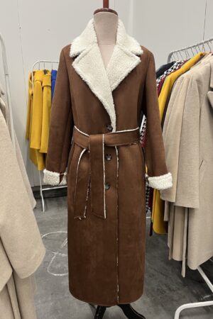 Czekoladowy długi kożuch zimowy. Jednorzędowy, wiązany i ciepły.