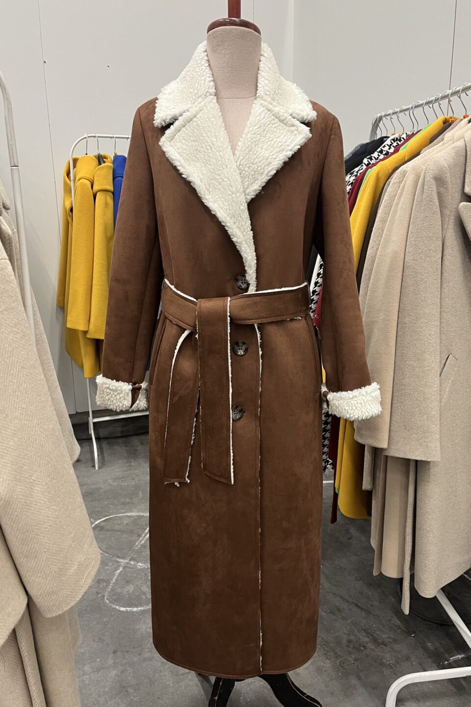 Czekoladowy długi kożuch zimowy. Jednorzędowy, wiązany i ciepły.