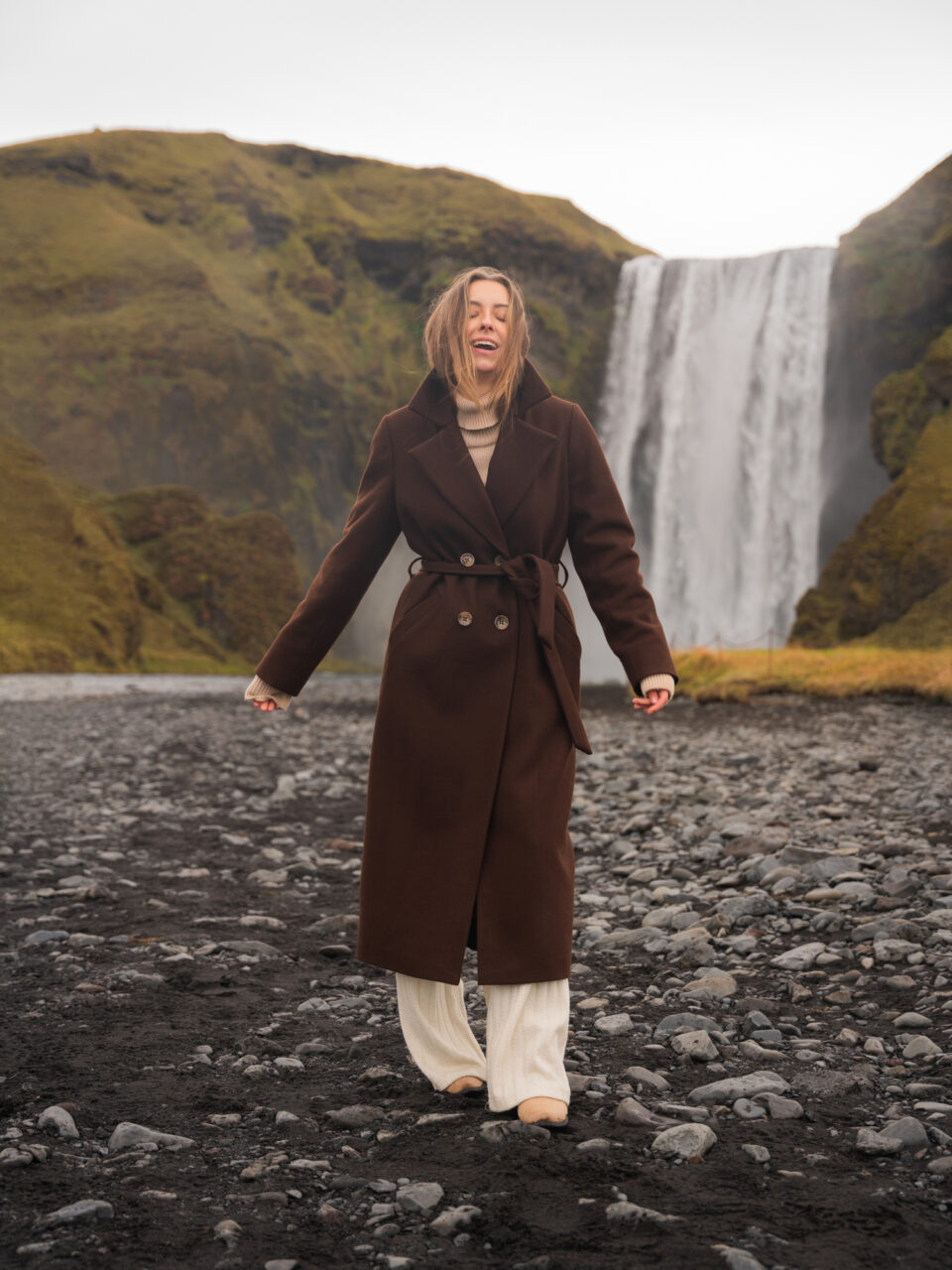 Czekoladowy długi płaszcz zimowy ocieplany. Dwurzędowy i wiązany.