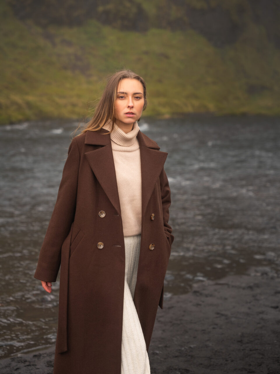 Czekoladowy płaszcz zimowy długi. Szlafrokowy, wiązany i zapinany na guziki. Dodatkowo ocieplany.