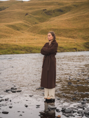 Długi czekoladowy płaszcz damski o szlafrokowym kroju. Ocieplany. Wiazany. Kołnierz typu rewers.