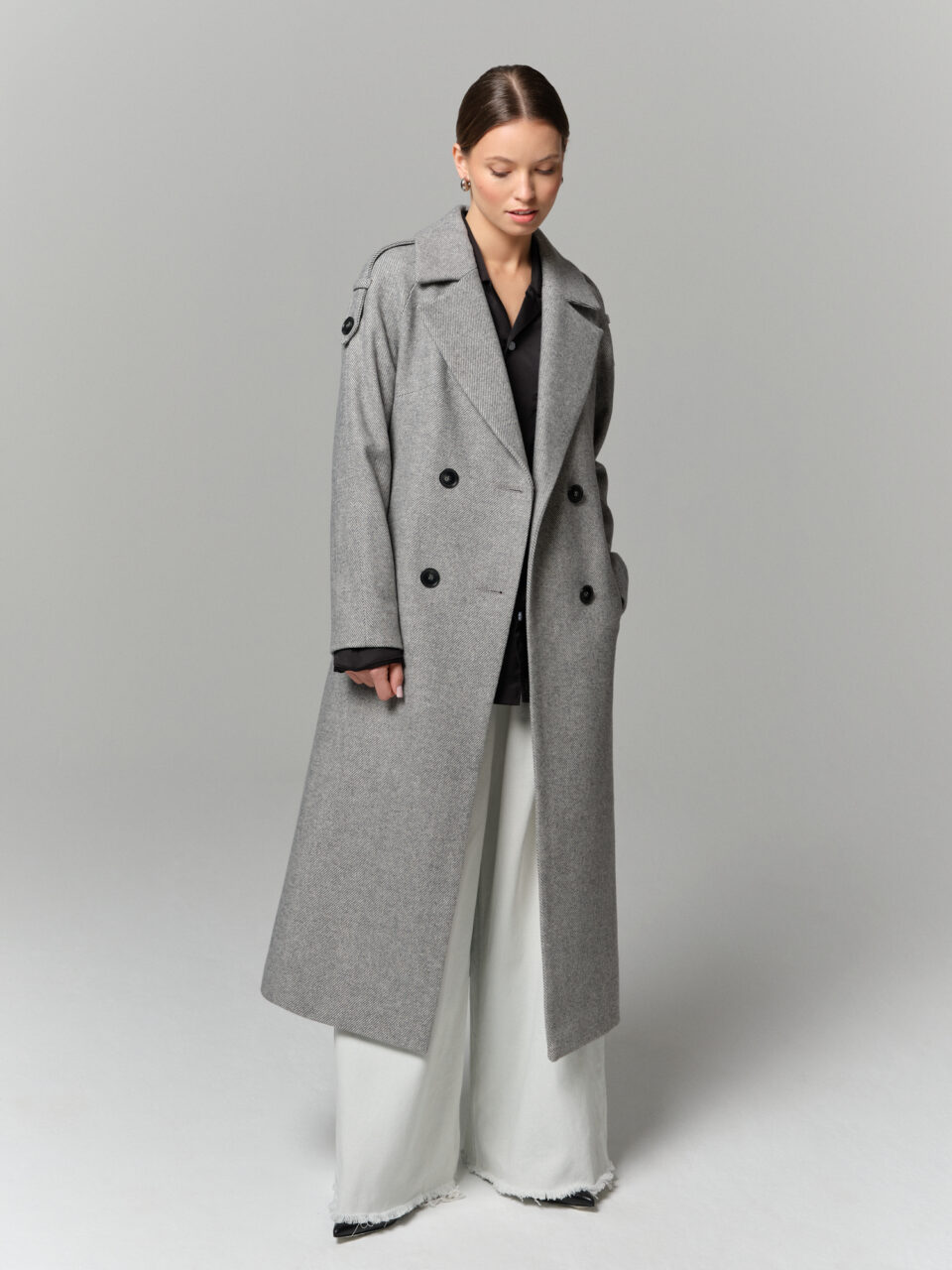 Długi klasyczny płaszcz damski o kroju trencza. Uszyty z wełny w delikatny dwukolorowy prążek. Diagonal. Ekskluzywny długi płaszcz przejściowy.