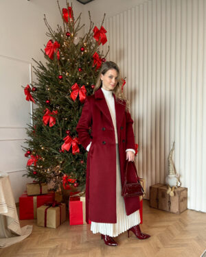 Długi płaszcz zimowy w jakości premium w wyjątkowym kolorze czerwonego wina. Lśniąca, mięsista tkanina wełna dziewicza i suri alpaka.