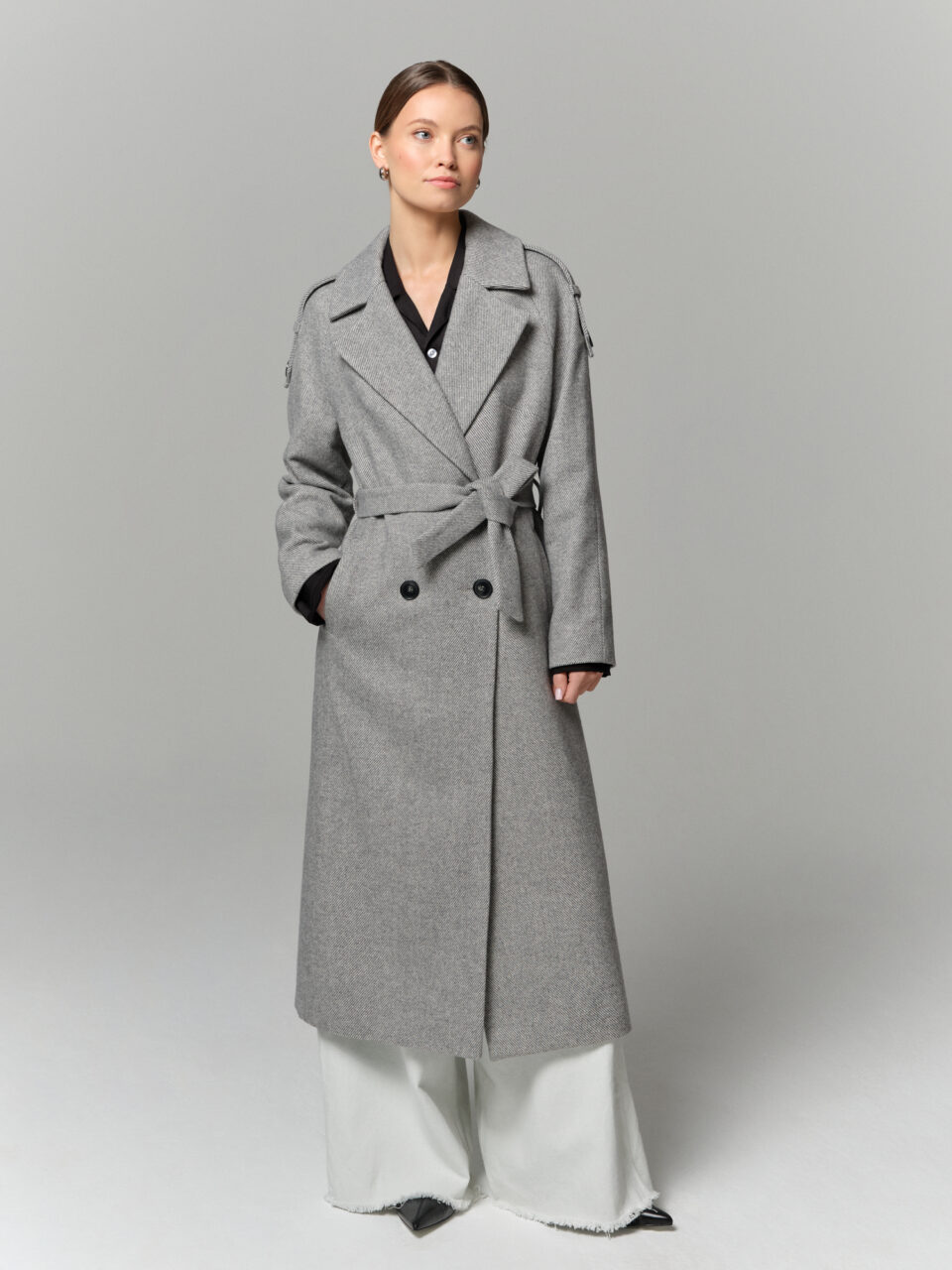 Długi przejściowy płaszcz z diagonalu. Wełna o lżejszej gramaturze. Stylowy i wygodny. Jakość premium.