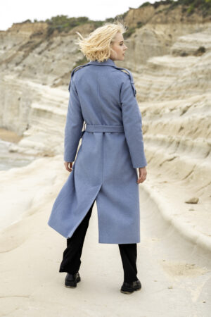 Długi wełniany płaszcz przejściowy, zapinany dwurzędowo i wiązany. Lekki i ciepły. Jakość premium.