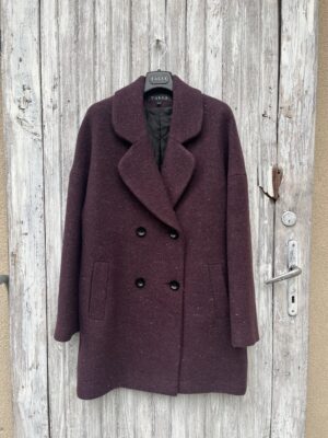 Dwurzędowa kurtka oversizowa do połowy uda. W burgundowym kolorze. Wełniana, ciepła i bardzo wygodna.