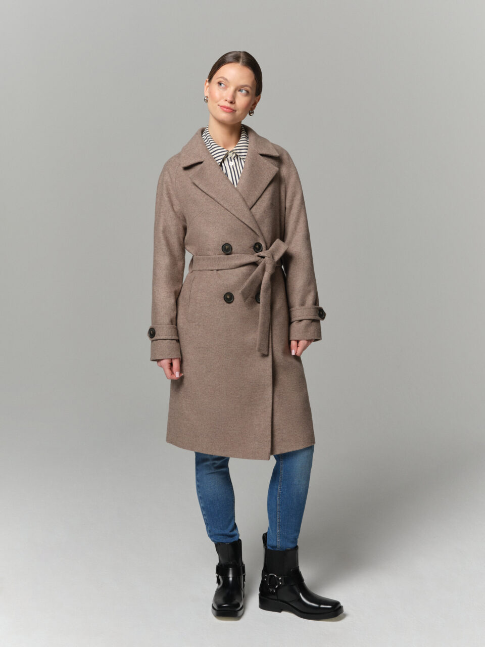 Dwurzędowy płaszcz przejściowy z wełną o uniwersalnej długości do kolan. W modnym bazowym kolorze mokka melanż.