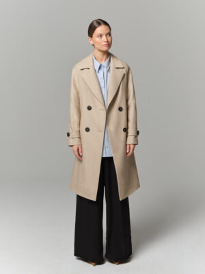 Dwurzędowy lekki płaszczyk na wiosnę i jesień z paskiem. Luźny, wygodny krój. Alternatywa dla trencza czy kurtki.