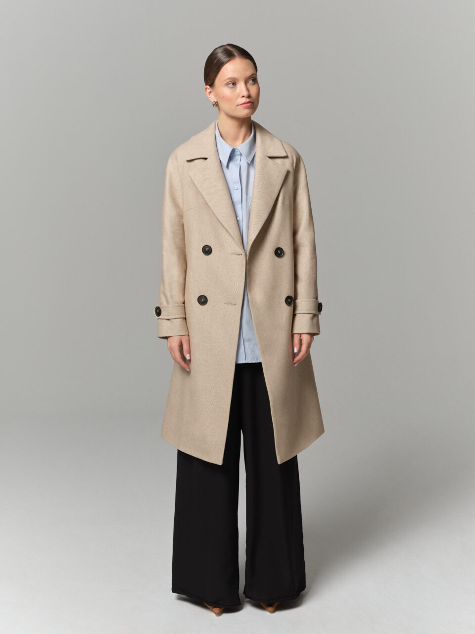 Dwurzędowy lekki płaszczyk na wiosnę i jesień z paskiem. Luźny, wygodny krój. Alternatywa dla trencza czy kurtki.