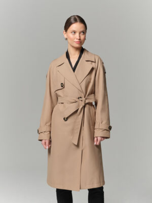 Dwurzędowy trencz z bawełny hydrofobowej w pięknym beżowym kolorze. Kołnierz rewers. Na guziki i wiązany. Klasyk na lata.