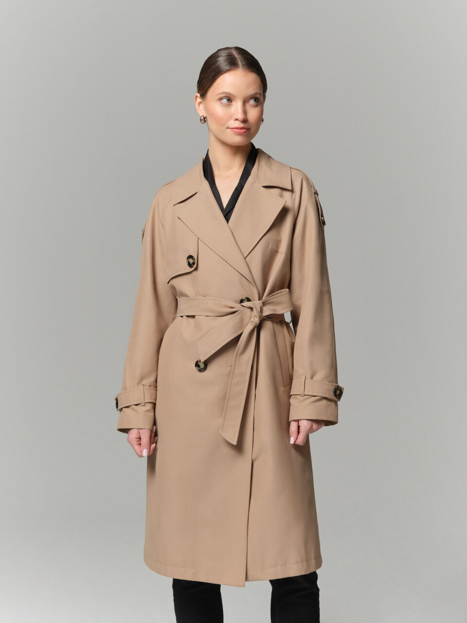 Dwurzędowy trencz z bawełny hydrofobowej w pięknym beżowym kolorze. Kołnierz rewers. Na guziki i wiązany. Klasyk na lata.