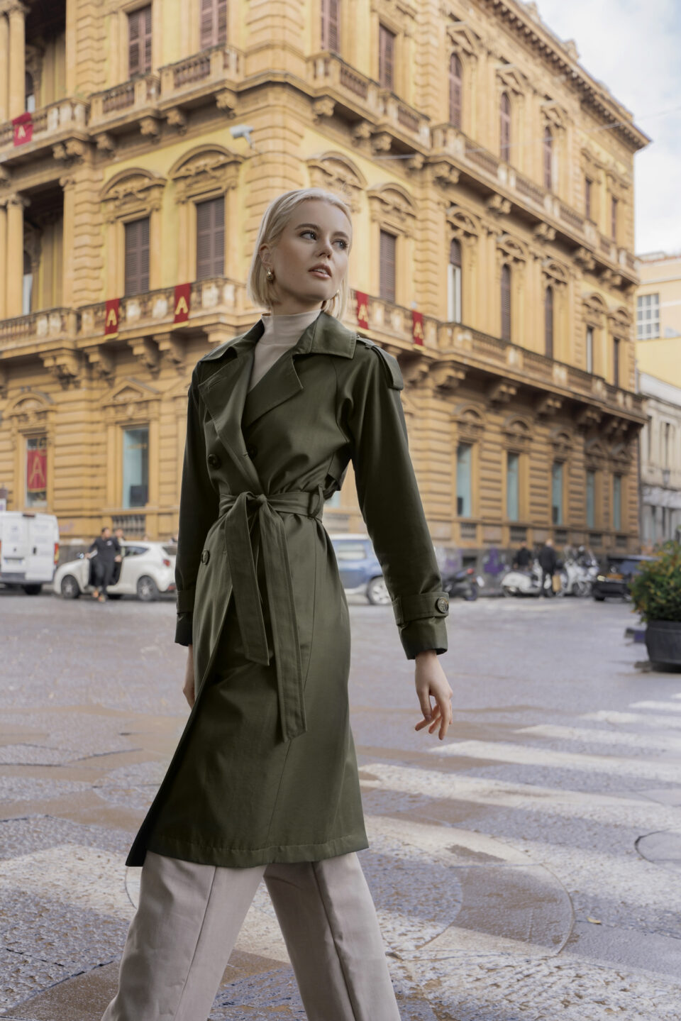 Dwurzędowy, klasyczny trencz w luźnym kroju za kolano. Kolor khaki. Militarny styl.