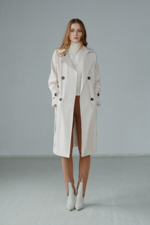 Dwurzędowy trencz damski o nowoczesnym oversizowym kroju w chłodnym kremie. Cloud dancer.