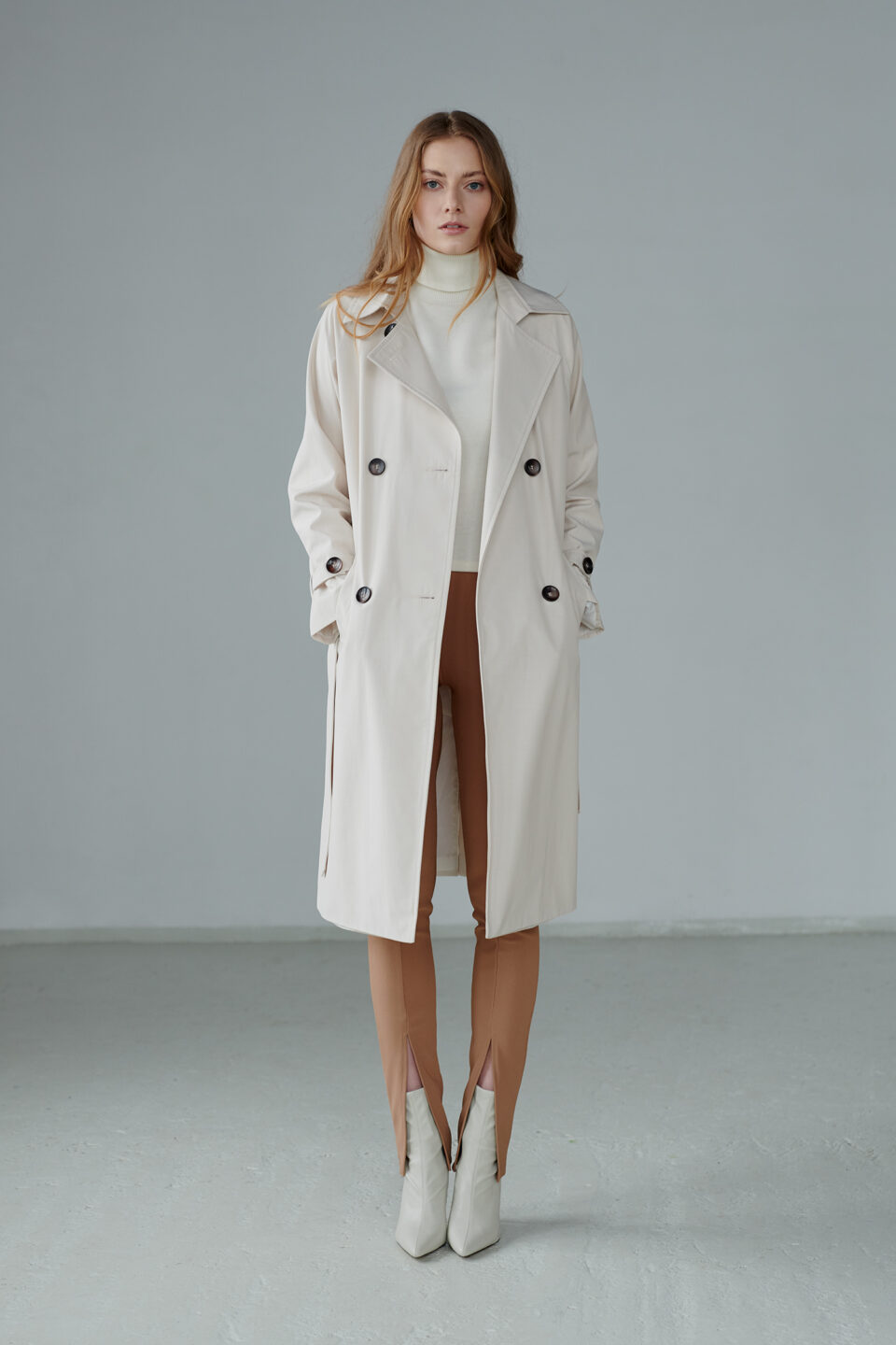 Dwurzędowy trencz damski o nowoczesnym oversizowym kroju w chłodnym kremie. Cloud dancer.