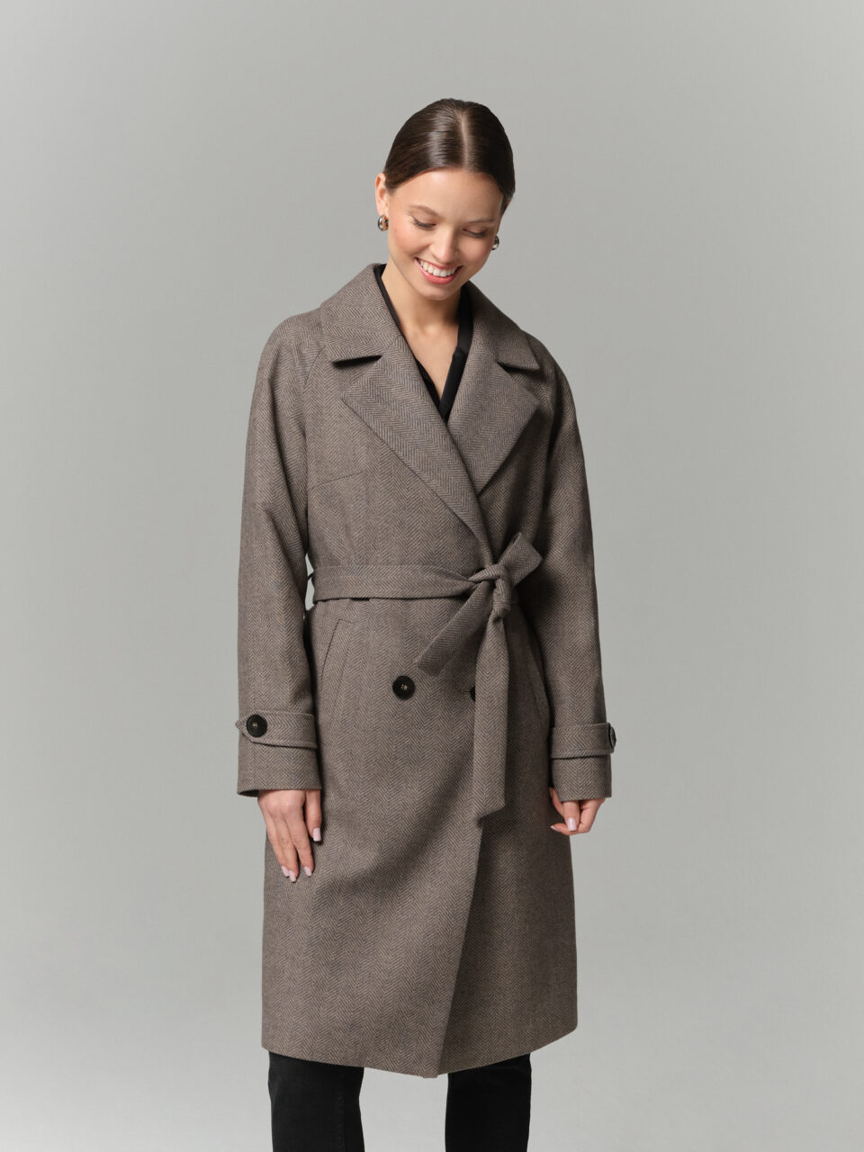 Klasyczny płaszczyk dwurzędowy z raglanowym rękawem. Miękka forma i tkanina z przewagą wełny. Świetnie zastąpi trencz.