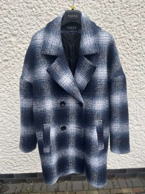 Kurtka damska zimowa wełniana o oversizowym kroju.