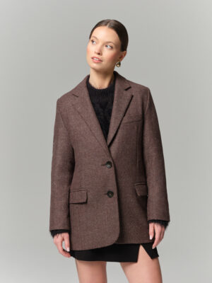 Marynarka jednorzędowa wełniana w jodełkę. Idealnie sprawdzi się w roli okrycia wierzchniego.