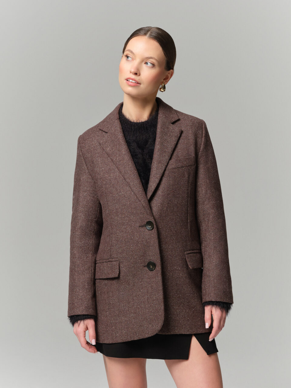 Marynarka jednorzędowa wełniana w jodełkę. Idealnie sprawdzi się w roli okrycia wierzchniego.