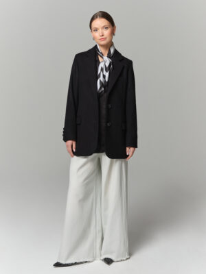 Marynarka, kurtka, blazer sprawdzi się w każdej z tych ról. Czarny kolor, wełniany materiał, prosty krój, jakość premium.